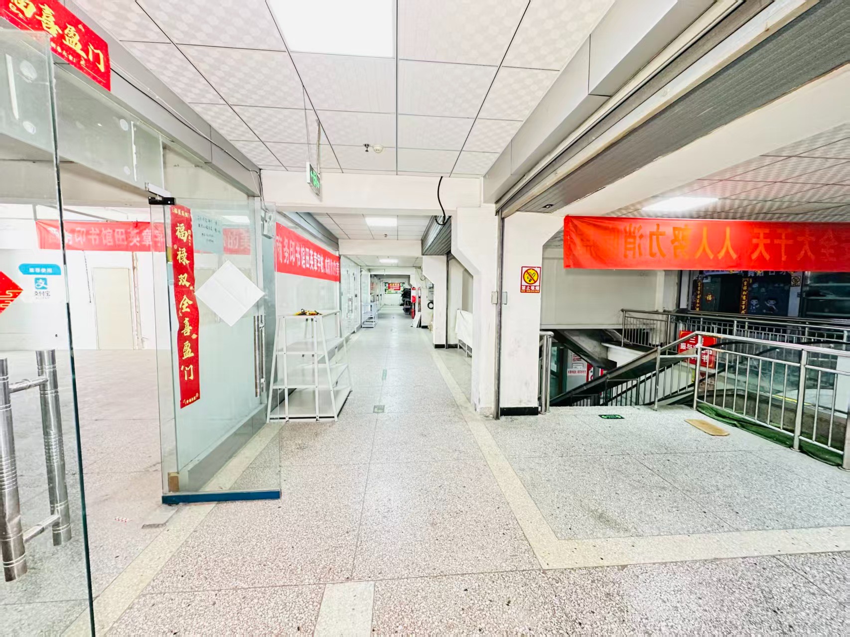 016县道引入人工智能技术应用场景，推动AI与商业、零售、电商、企业服务等领域融合发展。